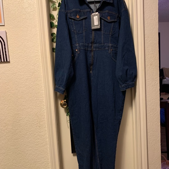 Prettylittlething PLUS Mid Blue Wash Denim Zip Front Jumpsuit - Picture 2 of 5